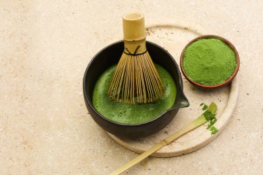 Taş yüzeyinde çırpılmış yeşil çay ve çırpılmış çırpılmış geleneksel kibrit çayı.