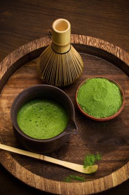 Tahta tepside çırpılmış kibrit, toz kibrit ve çay kasesi olan geleneksel bir kibrit çay takımı..