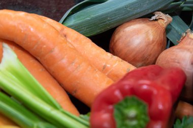 lezzetli bir çorba yapmak için sebze