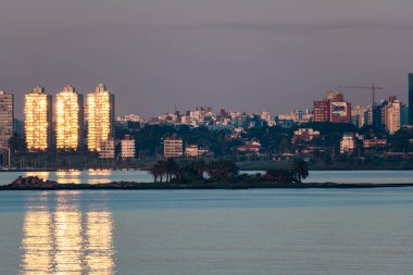 Montevideo kıyısında güzel gündoğumu, açık bir gökyüzü ve tam bir güneş ile 