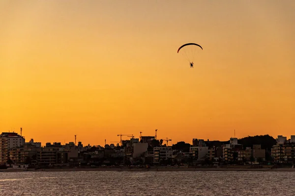 Montevideo kıyısında güzel gündoğumu, açık bir gökyüzü ve tam bir güneş ile 