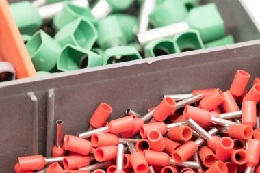 elektrik iletkenlerinin bağlantısı için içi boş nokta terminalleri