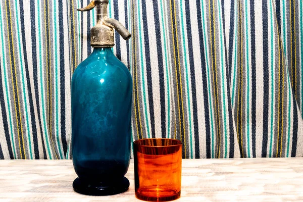 Bouteille Eau Antique Avec Soude Colorée Avec Verre Dans Ton — Photo