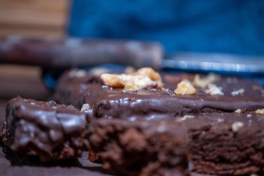 Enfes çikolata ve fındık kek 17:00 de bir fincan çay ile zevk. 