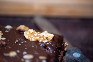 Enfes çikolata ve fındık kek 17:00 de bir fincan çay ile zevk. 