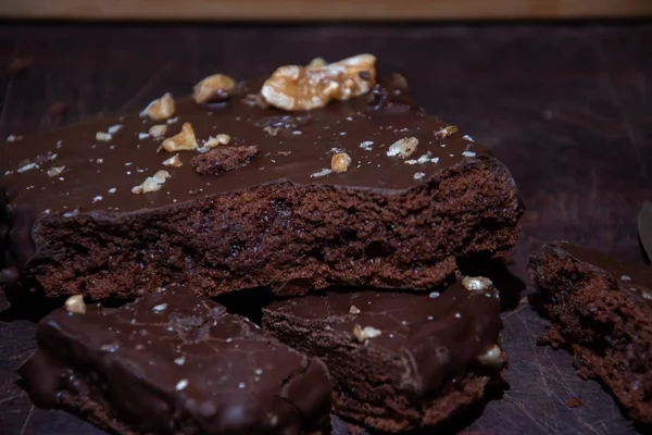 Enfes çikolata ve fındık kek 17:00 de bir fincan çay ile zevk. 