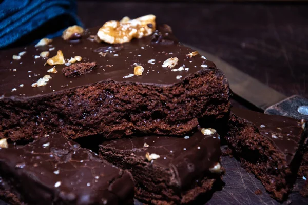 Enfes çikolata ve fındık kek 17:00 de bir fincan çay ile zevk. 