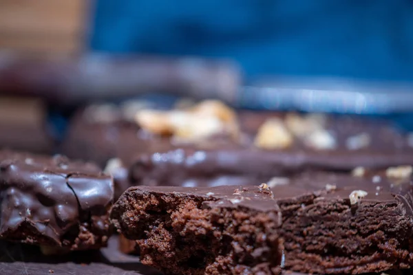 Enfes çikolata ve fındık kek 17:00 de bir fincan çay ile zevk. 