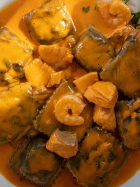 Patates, deniz ürünleri ve ahtapot, özel sağlıklı ve besleyici bir yemek, denizin birçok meyve bir aile olarak zevk