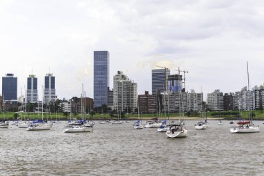 Costa del Rio de la Plata Uruguay dalış limanında küçük tekneler ve yelkenli ile