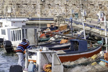 Uruguay Piriapolis limanında küçük tekneler ve yelkenli ile Okyanus kıyıları