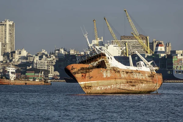 Costa Baía Montevidéu Com Seus Barcos Sua Poluição Ambiental — Fotografia de Stock