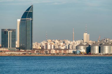 tekneleri ve çevre kirliliği ile Montevideo körfezinin kıyısı