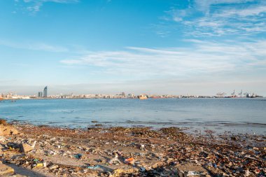 tekneleri ve çevre kirliliği ile Montevideo körfezinin kıyısı