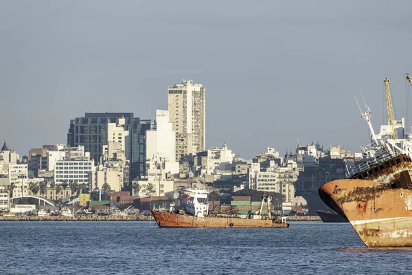 Costa Baía Montevidéu Com Seus Barcos Sua Poluição Ambiental — Fotografia de Stock