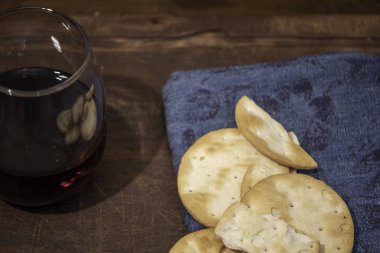 Sıcak çorba, biraz kurabiye ve bir kadeh şarap, kış ve soğuk için en iyisi