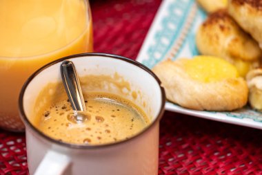 Güne enerji ile başlamak için aile kahvaltısı, meyve suyu ve kahve