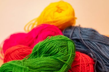 evde veya okulda kumaş ve el sanatları için çeşitli renklerde yün