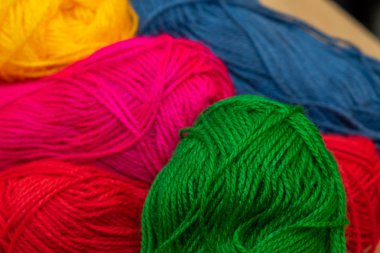 evde veya okulda kumaş ve el sanatları için çeşitli renklerde yün