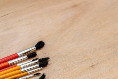 tuval ve ahşap üzerinde çalışmak için farklı boyutlarda birçok fırçalar