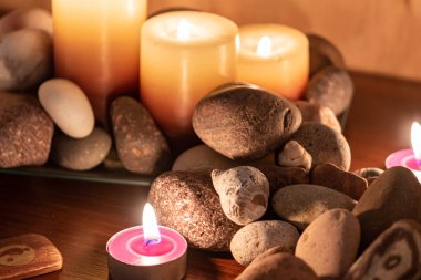 enerjik taşlar, yoga oturumu için yumuşak ışık ve aromatik mumlar, evde