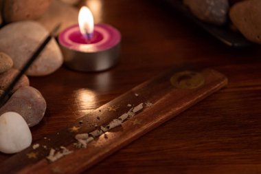 enerjik taşlar, yoga oturumu için yumuşak ışık ve aromatik mumlar, evde