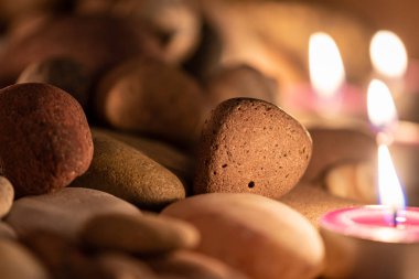 enerjik taşlar, yoga oturumu için yumuşak ışık ve aromatik mumlar, evde
