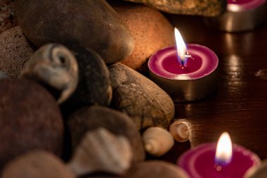 enerjik taşlar, yoga oturumu için yumuşak ışık ve aromatik mumlar, evde