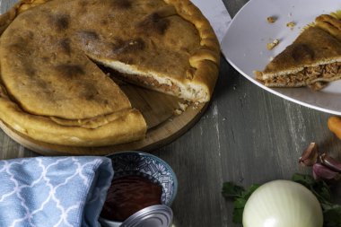 Lezzetli bir öğle yemeği için zarif taze balık ve sebze pasta