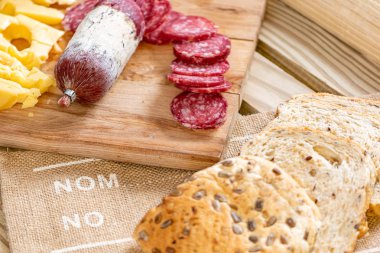 Taze peynir ve ev yapımı ekmek ayçiçeği ve keten tohumu ile pişmiş, öğle yemeğinden önce zevk için bir aperatif