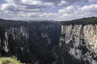 Brezilya 'da doğal ve güzel bir milli park Kanyon ve doğal şelaleler dağlarda