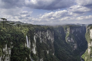 Brezilya 'da doğal ve güzel bir milli park Kanyon ve doğal şelaleler dağlarda