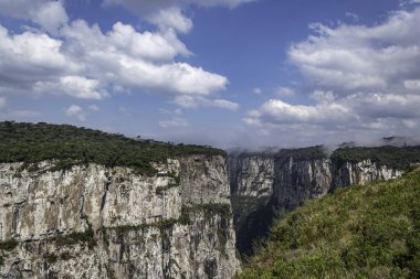 Brezilya 'da doğal ve güzel bir milli park Kanyon ve doğal şelaleler dağlarda