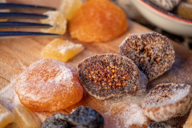 Lezzetli kurutulmuş meyve ve şekerli şeker, kayısı incir ve ananas.