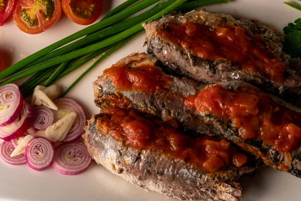 Akşam yemeği için taze sebzeli, sardalyalı ve domates soslu zengin ve sağlıklı balık yemeği.