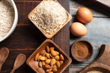 Evde fındık ve bademle lezzetli kurabiyeler yapmak için birçok kuru malzeme var.