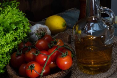 Köy tahtasında salata için bol renkli taze sebzeler.