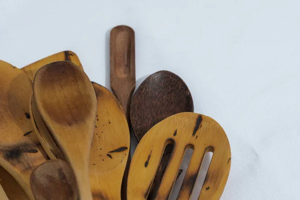 Деревенская Деревянная Посуда Белом Фоне Скатерти Домашней Кухни — стоковое фото