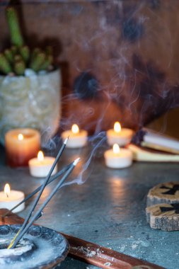 Kırsal antika ahşap kokulu mum ışığı ve çalışma masasında tütsü ile durgun bir hayat.