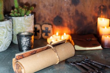 Kırsal antika ahşap kokulu mum ışığı ve çalışma masasında tütsü ile durgun bir hayat.