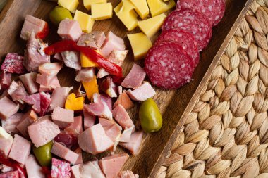 Yemekler peynirlerle ve sofrayla hazırlandı. Ahşap tepside ve hasırla ailenle eğlenmek için.