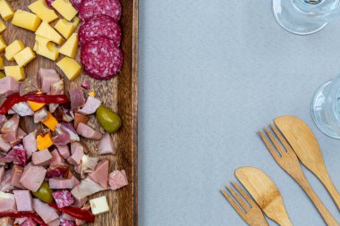 Yemekler peynirlerle ve sofrayla hazırlandı. Ahşap tepside ve hasırla ailenle eğlenmek için.