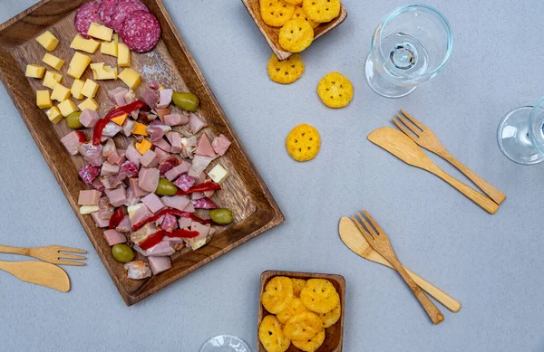 Comida Preparada Con Quesos Embutidos Una Bandeja Madera Mimbre Para — Foto de Stock