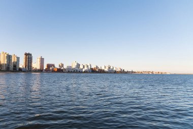 Limanı ve inşaatı devam eden Punta del Este Uruguay 'da tatil ya da yürüyüş için güzel bir okyanus kıyısı.