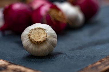 Taş masada soğan ve sarımsak.