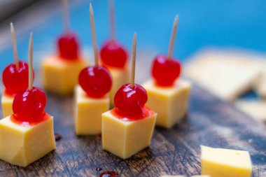 Tatlı ve ekşi kirazlı peynir ve kraker. İçkili aperatif olarak.