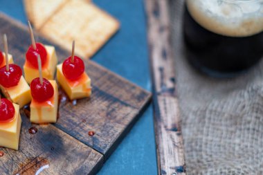 Tatlı ve ekşi kirazlı peynir ve kraker. İçkili aperatif olarak.