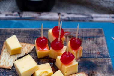 Tatlı ve ekşi kirazlı peynir ve kraker. İçkili aperatif olarak.