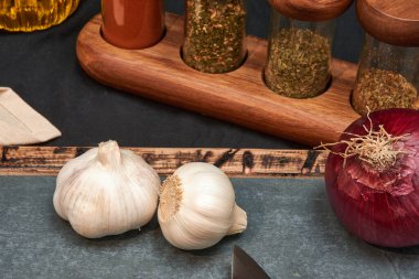 Çiğ sebzeler ve ahşap masa, sağlıklı ve doğal bir şekilde pişirmek için.