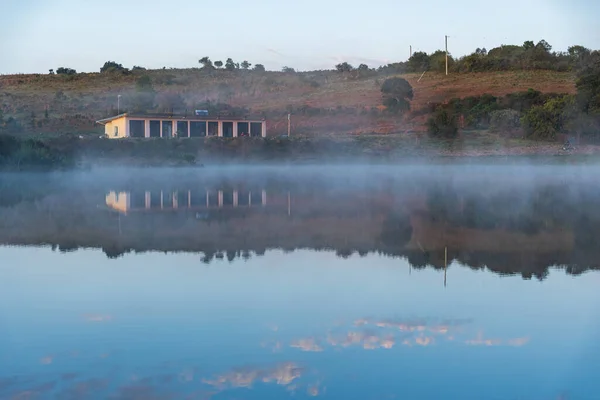 Água Calma Lago Natural Nas Motanias Uruguai Com Reflexos Das — Fotografia de Stock